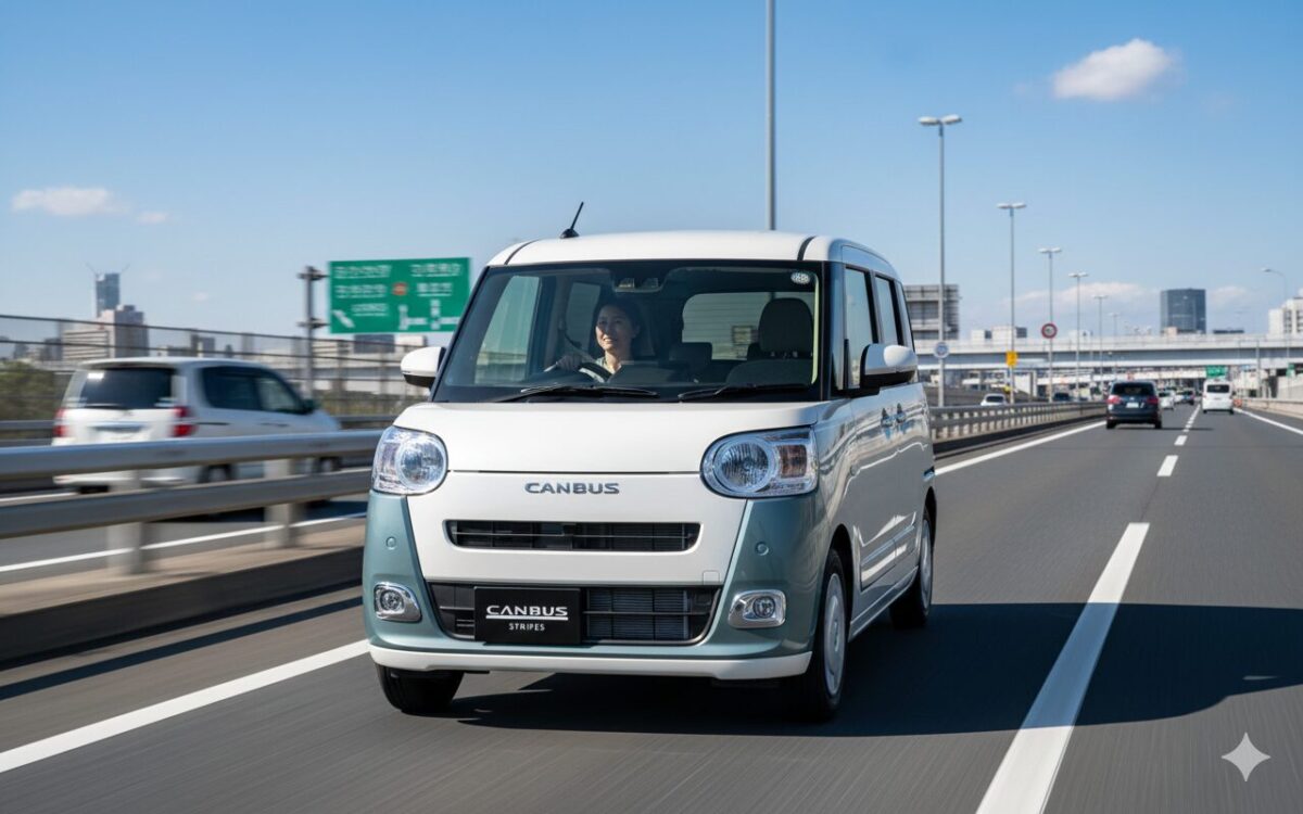 ムーブキャンバスで高速道路を走行する女性